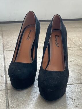Bonnibel Platform Faux Suede High Heels in Black size 7
